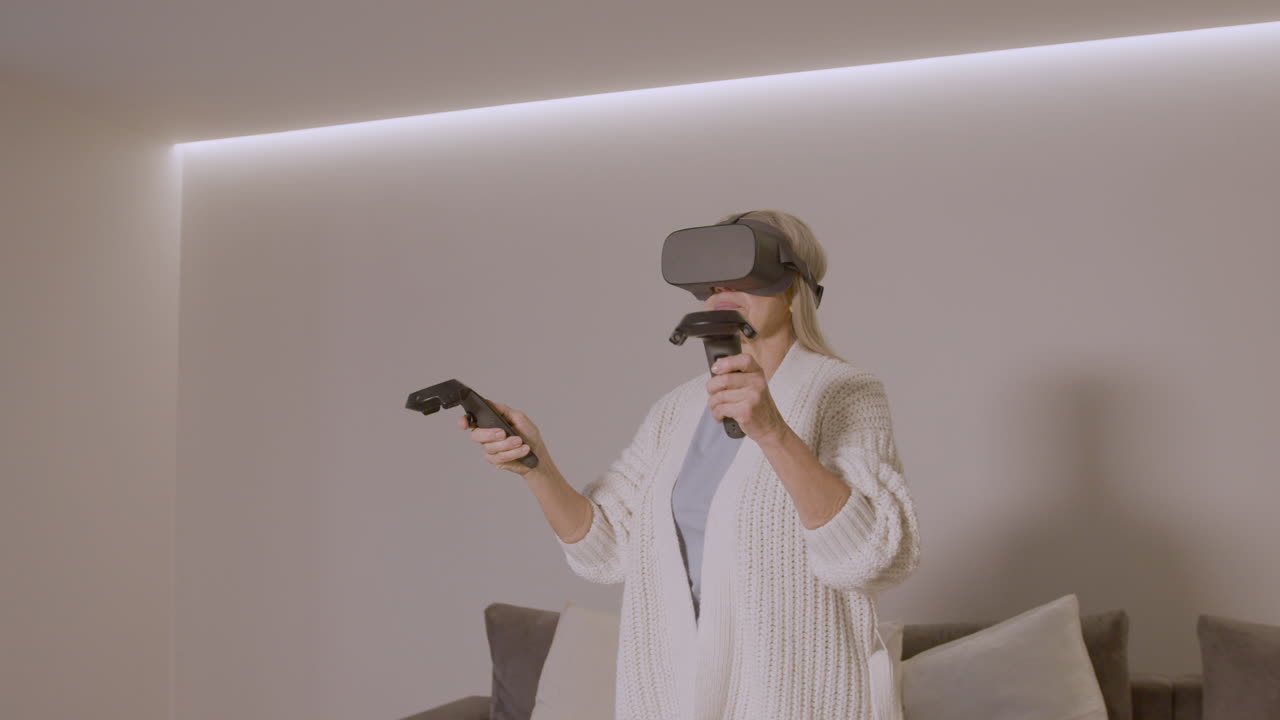 高齡女性在家裡玩虛擬現實眼鏡耳機