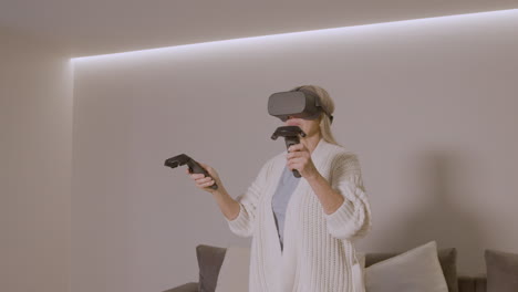 mujer mayor jugando en casa con auriculares de gafas de realidad virtual