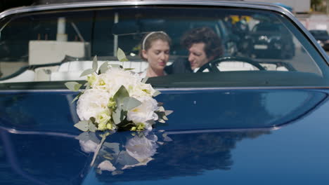 sólo una pareja casada en un coche azul.