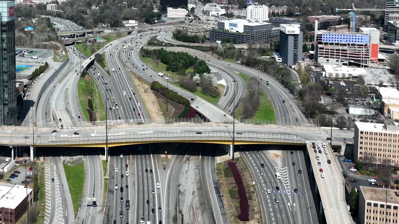 조지아 애틀랜타 위에서 주간도로를 달리는 자동차의 비디오