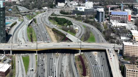 video de coches conduciendo por la interestatal desde arriba de atlanta, georgia