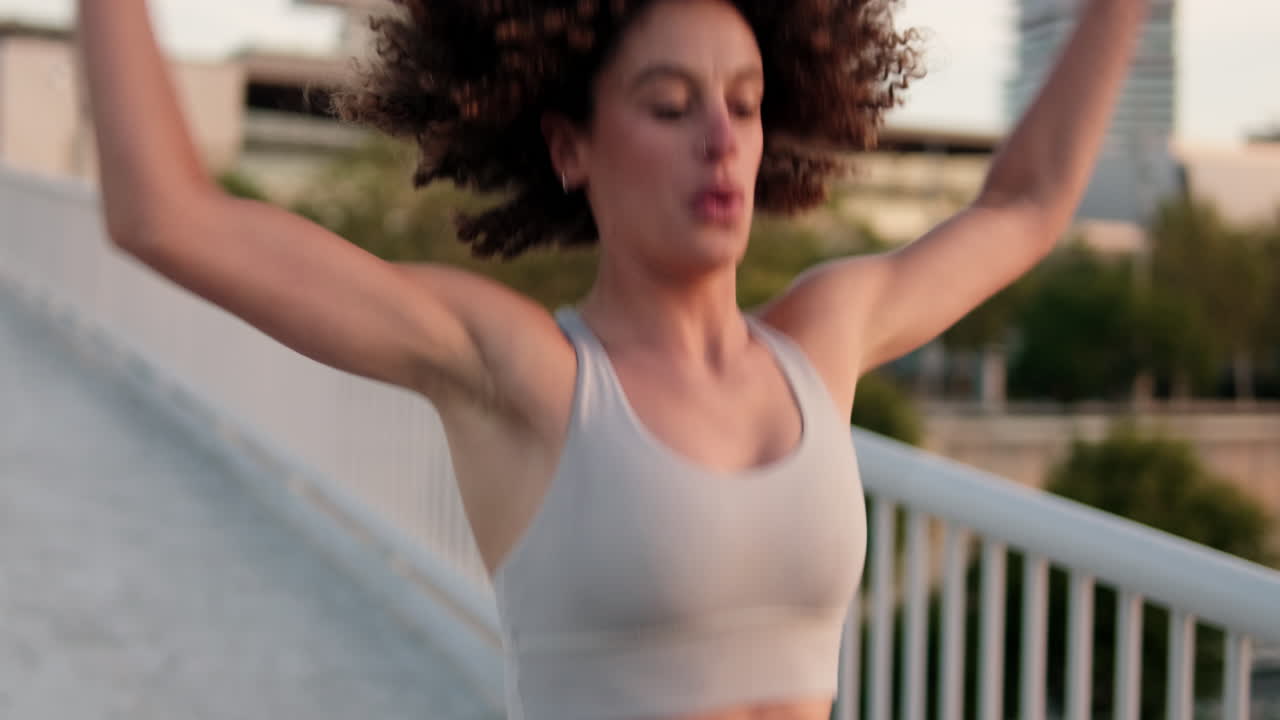 Donna che fa fitness su un ponte cittadino