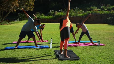 Yogalehrer-Unterrichtet-Kinder-Bei-Der-Durchführung-Von-Übungen