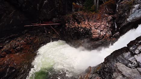 vista aérea en cámara lenta de la cascada en el parque nairn falls en columbia británica, canadá