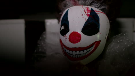 el payaso con una máscara