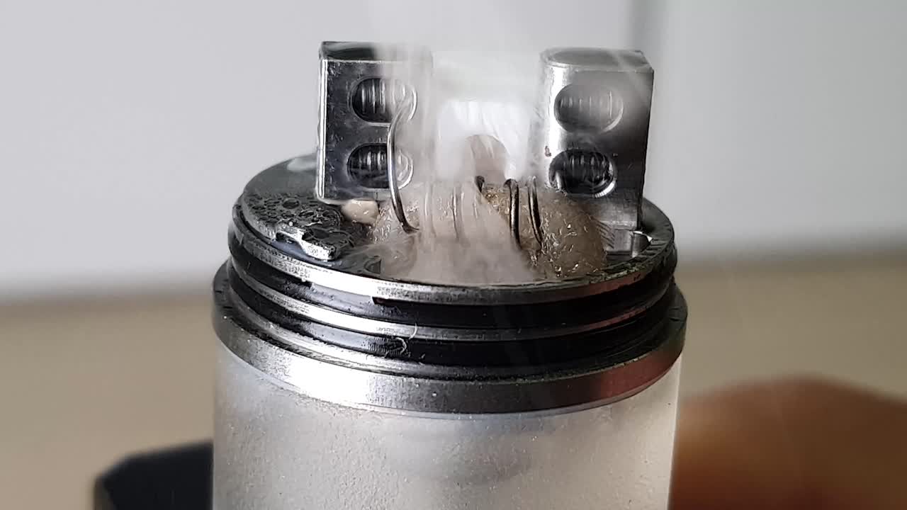vape 코일의 젖은 충전재에서 나오는 연기