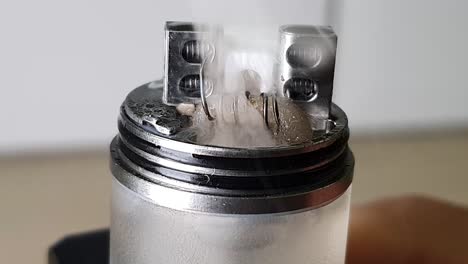 sale humo de la guata mojada en la bobina de vape