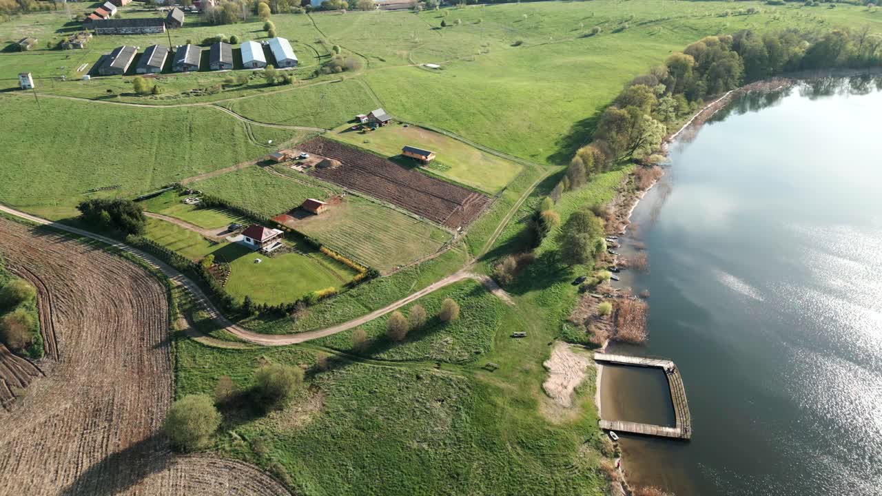 parcelas de construcción hermosamente ubicadas en la orilla de un pintoresco lago