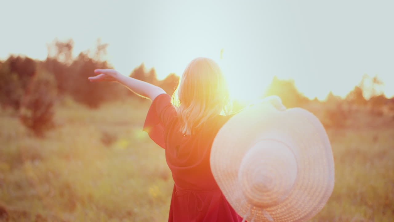 열린 손으로 여름에 자연에서 일몰에 행복한 여자 6