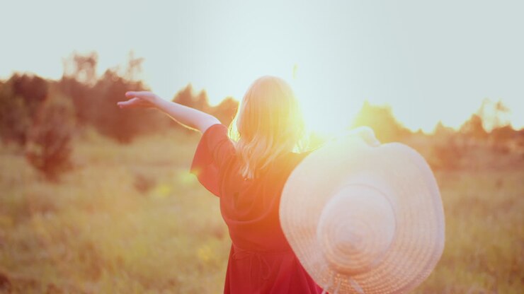 glückliche frau auf dem sonnenuntergang in der natur im sommer mit offenen händen 6