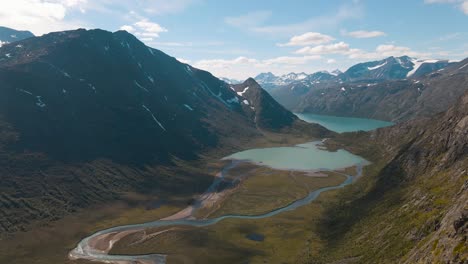 Un-Río-Fluye-A-Través-Del-Valle-Hacia-Ovre-Leirungen-Y-Se-Puede-Ver-Desde-El-Knutshoe,-La-Niña-Admira-El-Hermoso-Paisaje-En-Noruega