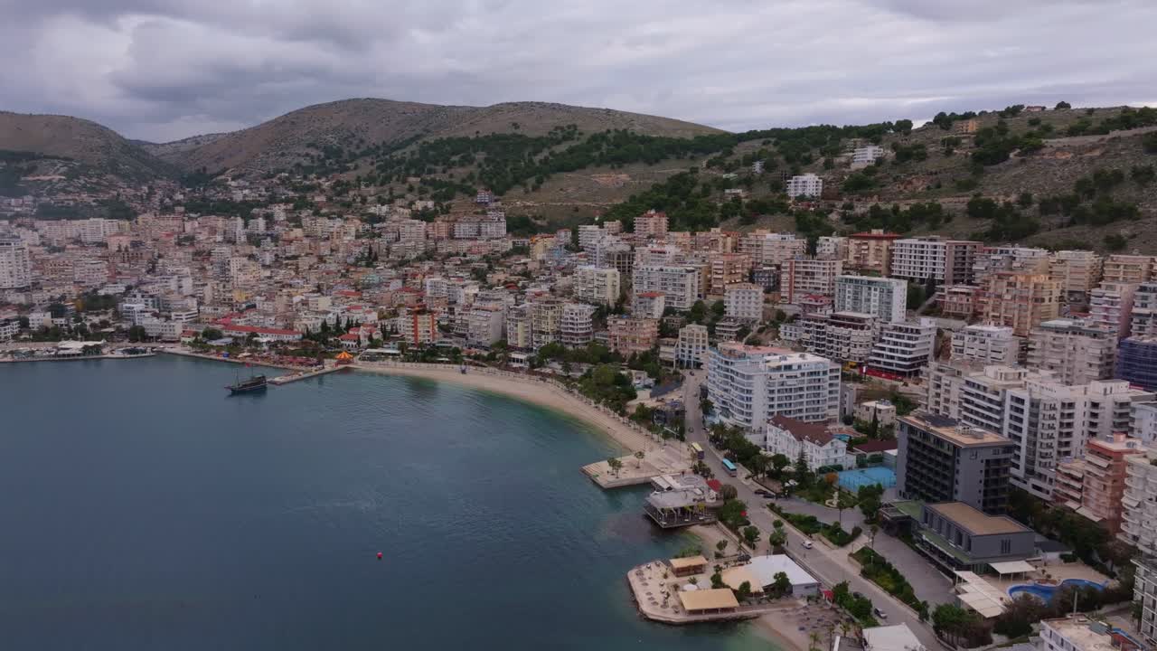 Vista aérea da beleza costeira de Saranda com vistas mediterrâneas, Albânia