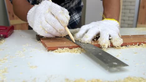 carpintero que trabaja en artesanías de madera en el taller