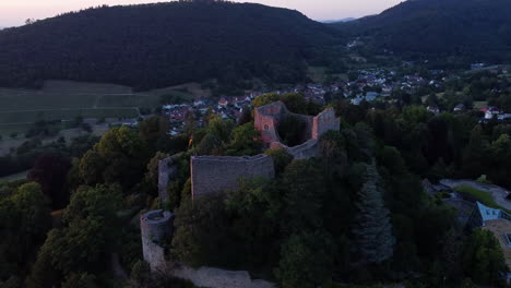 vista aérea del castillo de badenweiler durante la puesta de sol en alemania - órbita