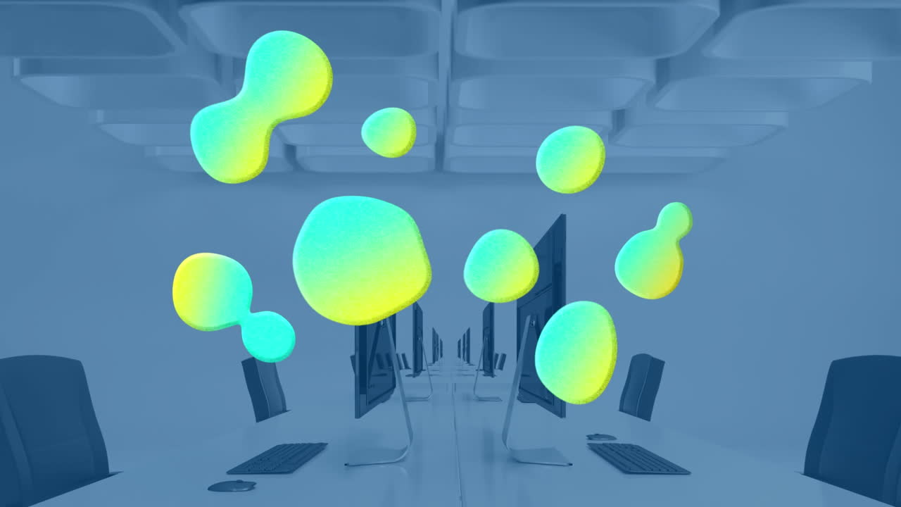 ⁇  비어 있는 사무실 위 에 반 ⁇ 이는 구름 의 애니메이션