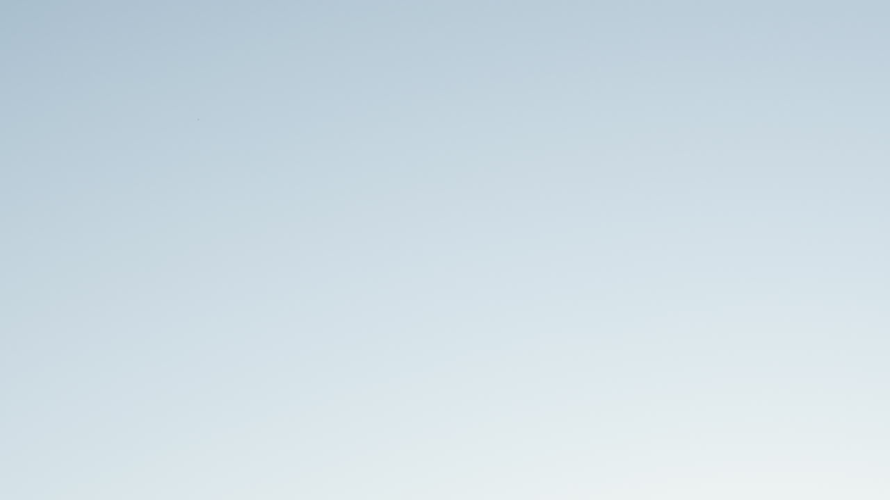 공기를 통해 호를 그리는 골프공의 슬로우 모션 클로즈업