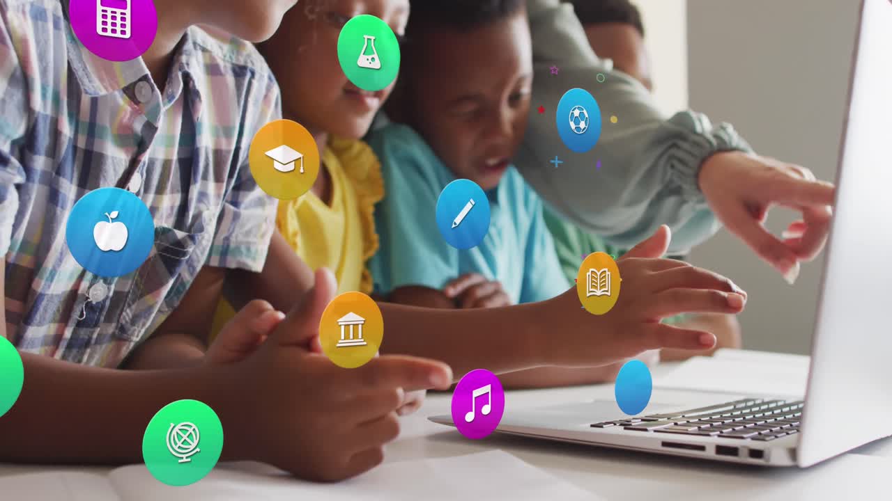 animación de iconos escolares sobre diversas maestras y alumnos que usan portátiles en el escritorio en clase