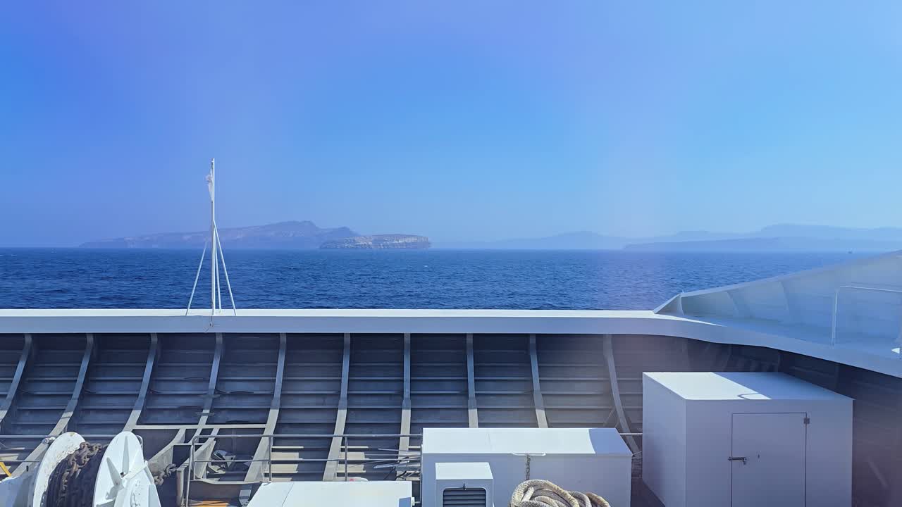 Fähre fährt in Richtung der Insel Santorin in Griechenland mit offenem Meer, klarem Horizont und hellem mediterranem Licht, was malerisches und entspannendes Filmmaterial für Sommerreisen und Transport schafft.