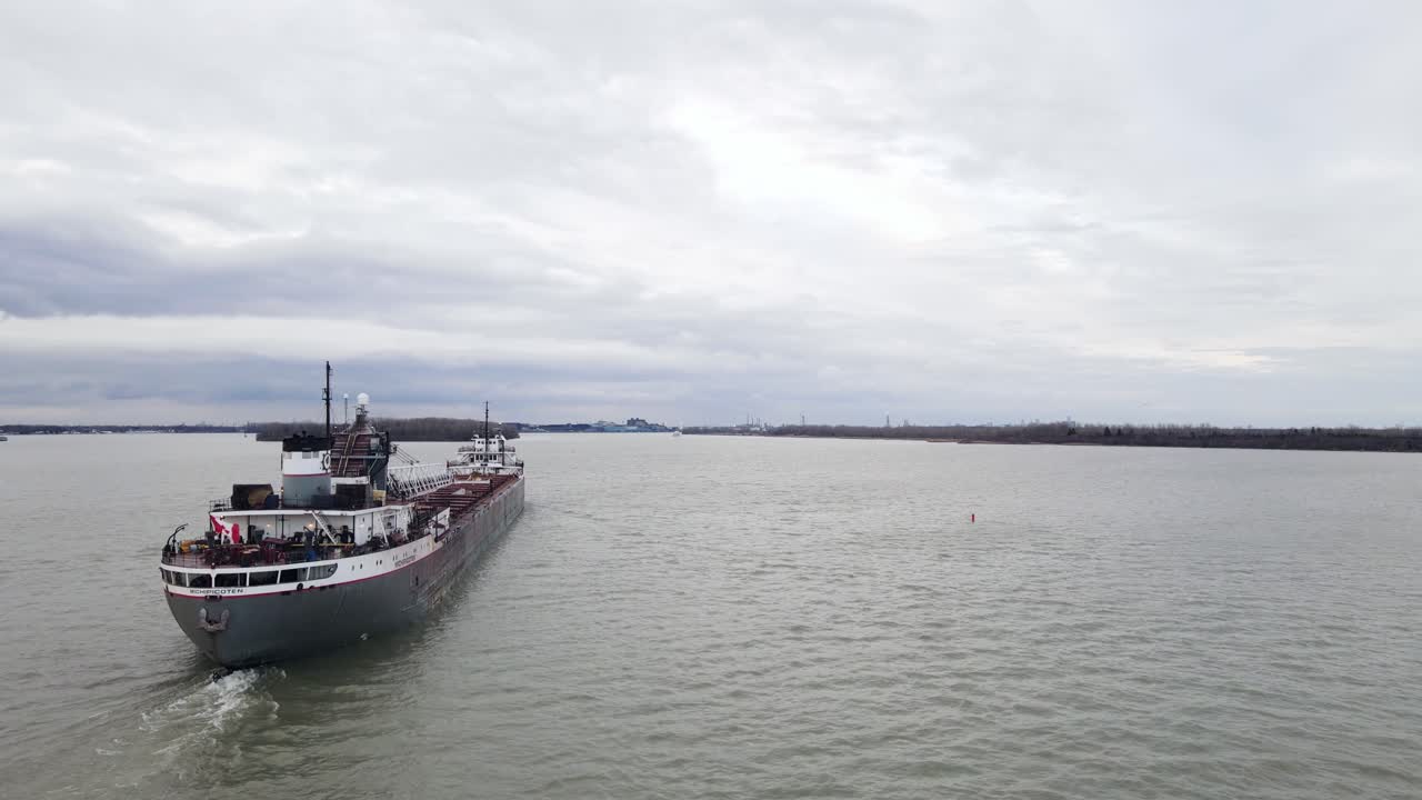 carguero con bandera de canadá que transporta mercancías en el río detroit, vista aérea siguiente