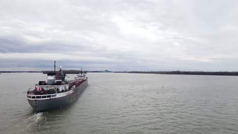 carguero con bandera de canadá que transporta mercancías en el río detroit, vista aérea siguiente