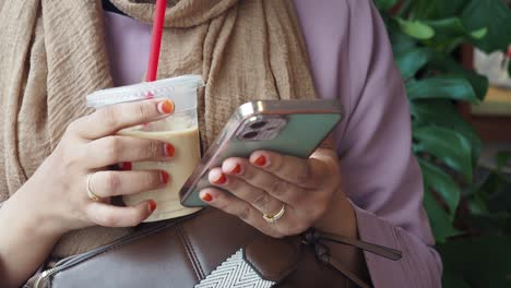 mujer con teléfono y café