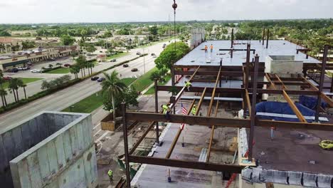 Sitio-De-Construcción-Con-Trabajadores-Del-Hierro