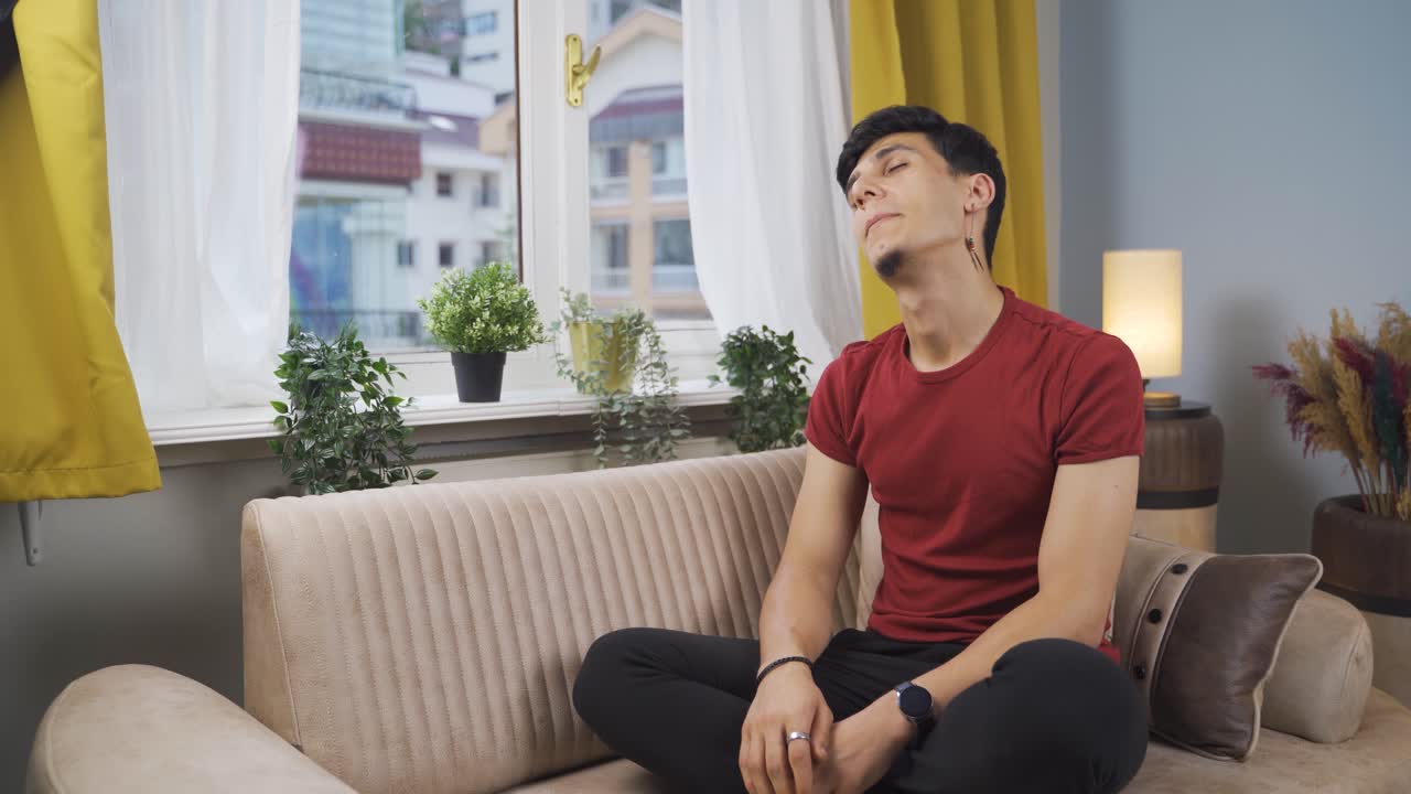 행복한 남자가 집에서 춤을 춘다.