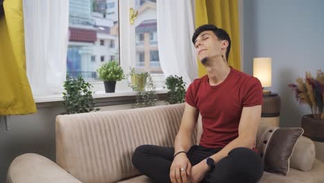 행복한 남자가 집에서 춤을 춘다.