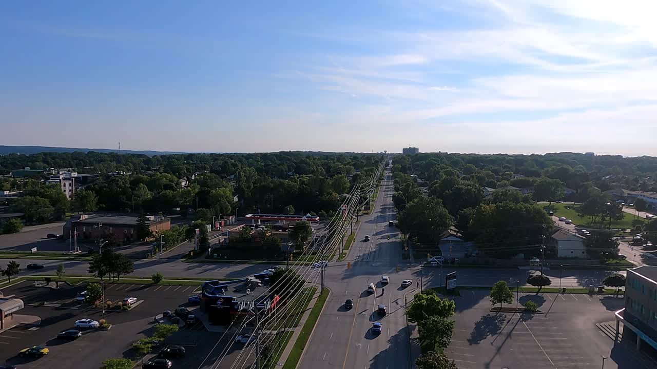 cunndles rd barrie 온타리오 무인 항공기 전망 푸른 하늘과 거리-5 위로 비행