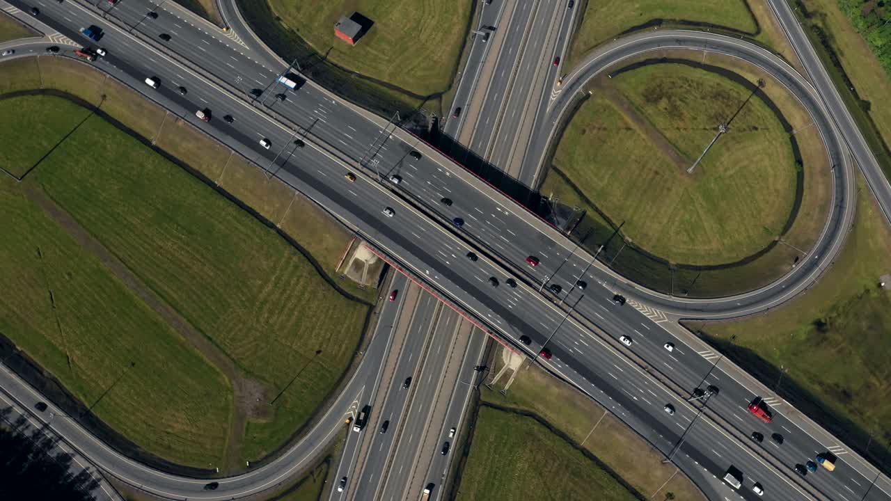 공중. 여름 시간에 도시의 도로 교통.