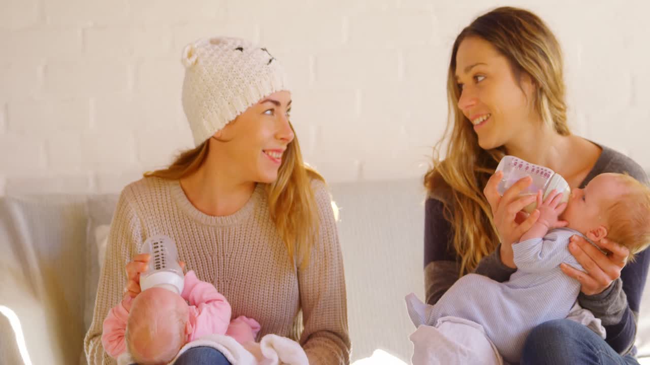 레즈비언 커플이 아기에게 먹이를 주는 4k