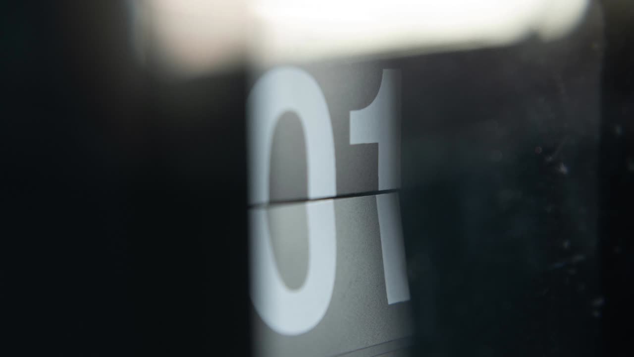 números de minutos en el reloj cambiando continuamente en el lapso de tiempo