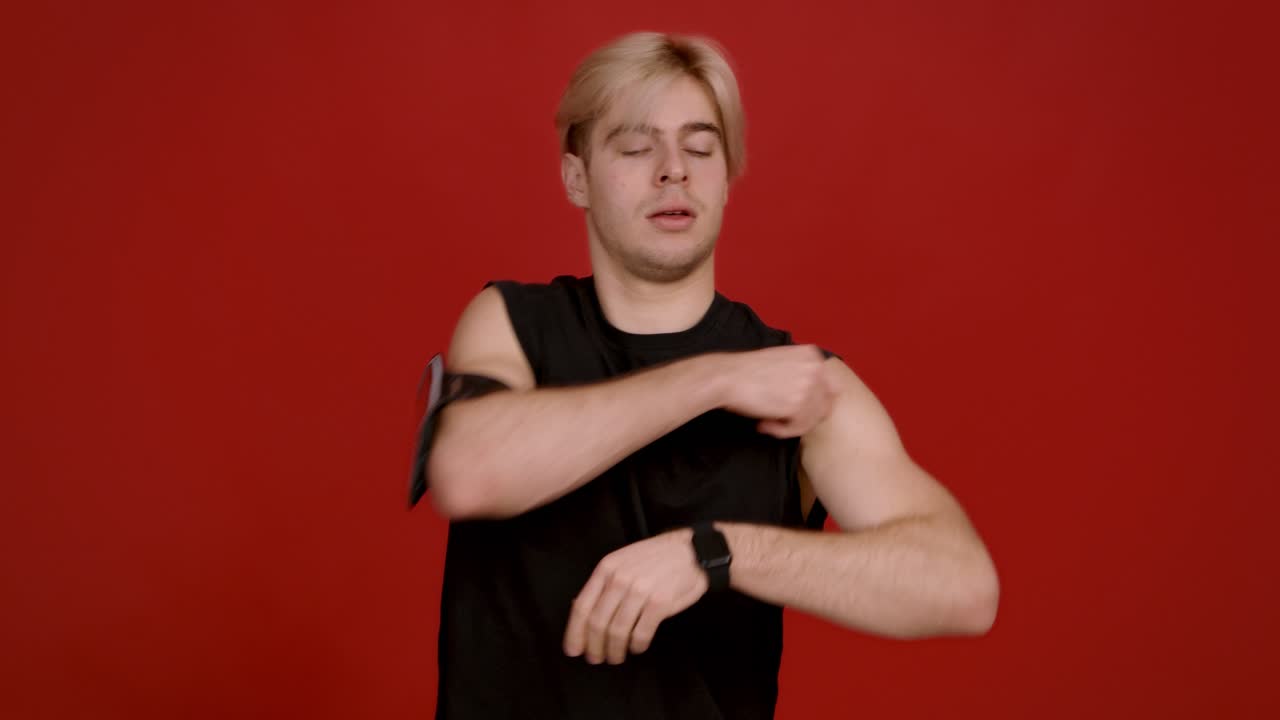 스마트워치를 고 확인하는 남자