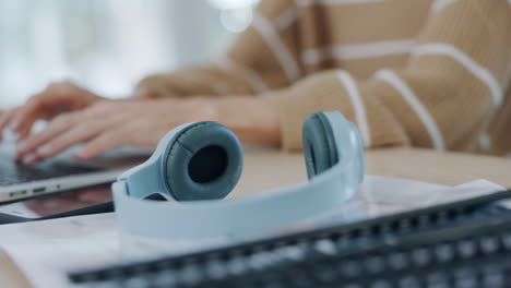 mujer, trabajando y transmitiendo podcast