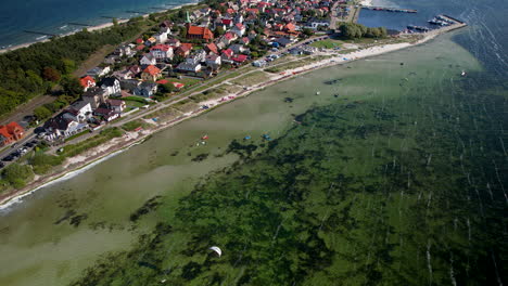 Atemberaubendes-Küstendorf-Auf-Der-Halbinsel-Hel-Mit-Tollem-Klarem-Meerwasser-Und-Sandstränden,-Gdynia,-Polen