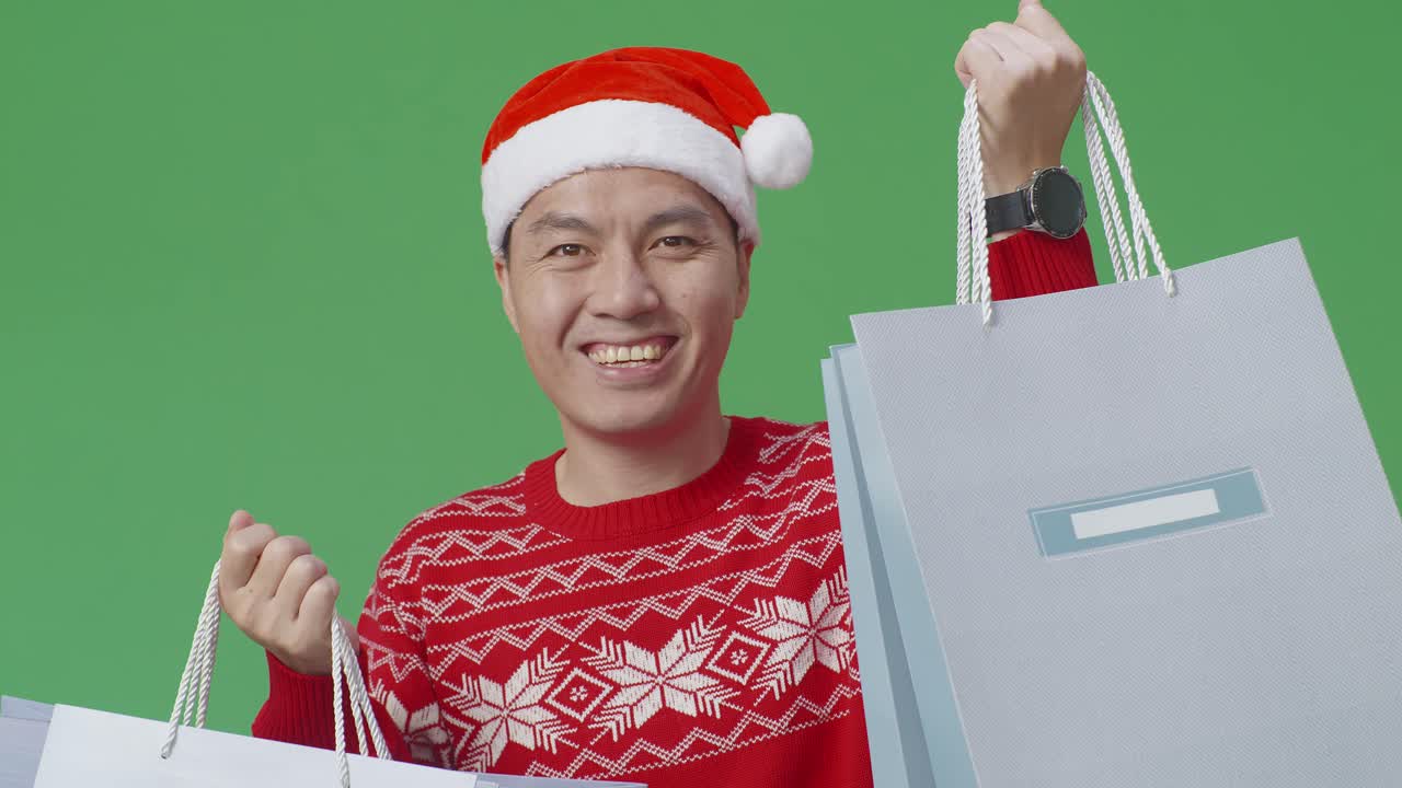 크리스마스 에 쇼핑 하는 행복 한 사람