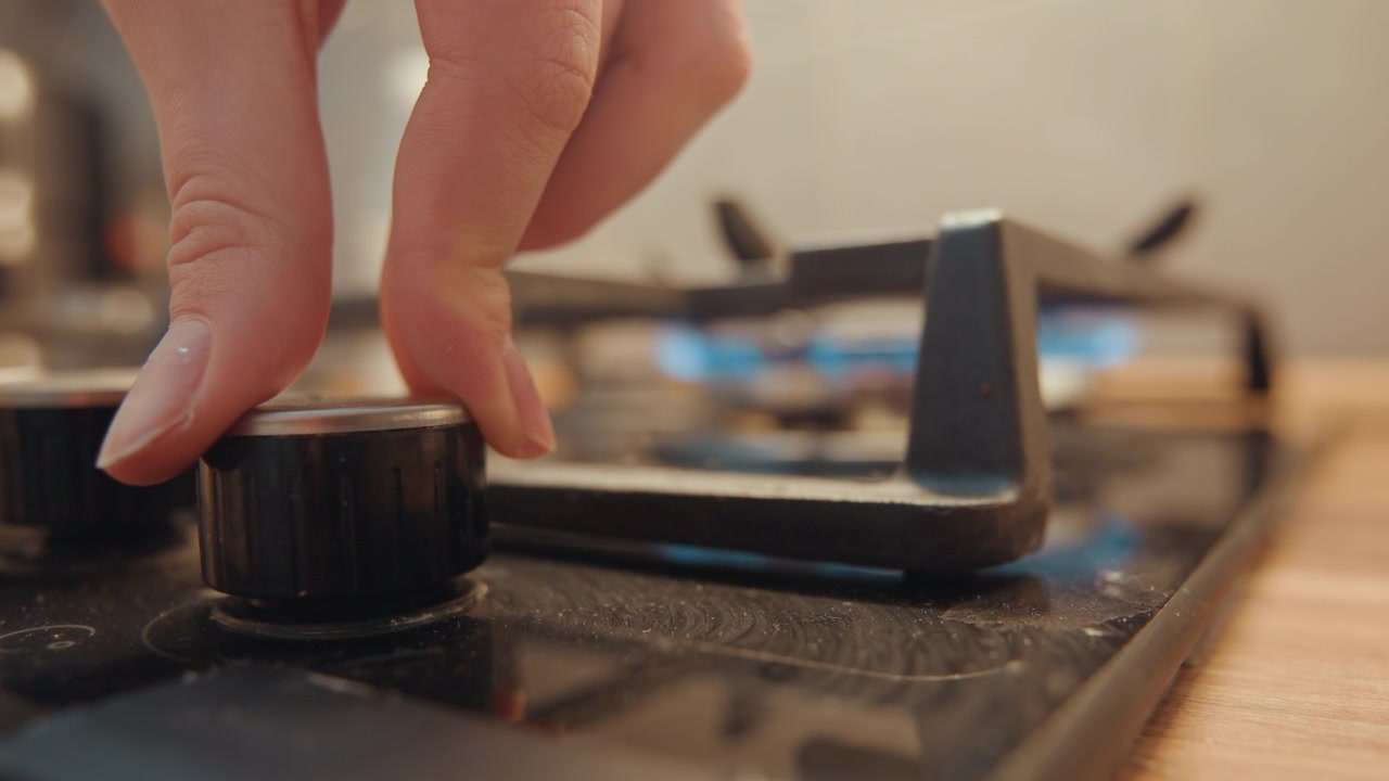 Lo studente chef rispetta le procedure di sicurezza. La routine in cucina include lo spegnimento corretto del fornello. Le adeguate misure di sicurezza da parte degli studenti prevedono lo spegnimento dei fornelli e la pulizia dopo la cottura.