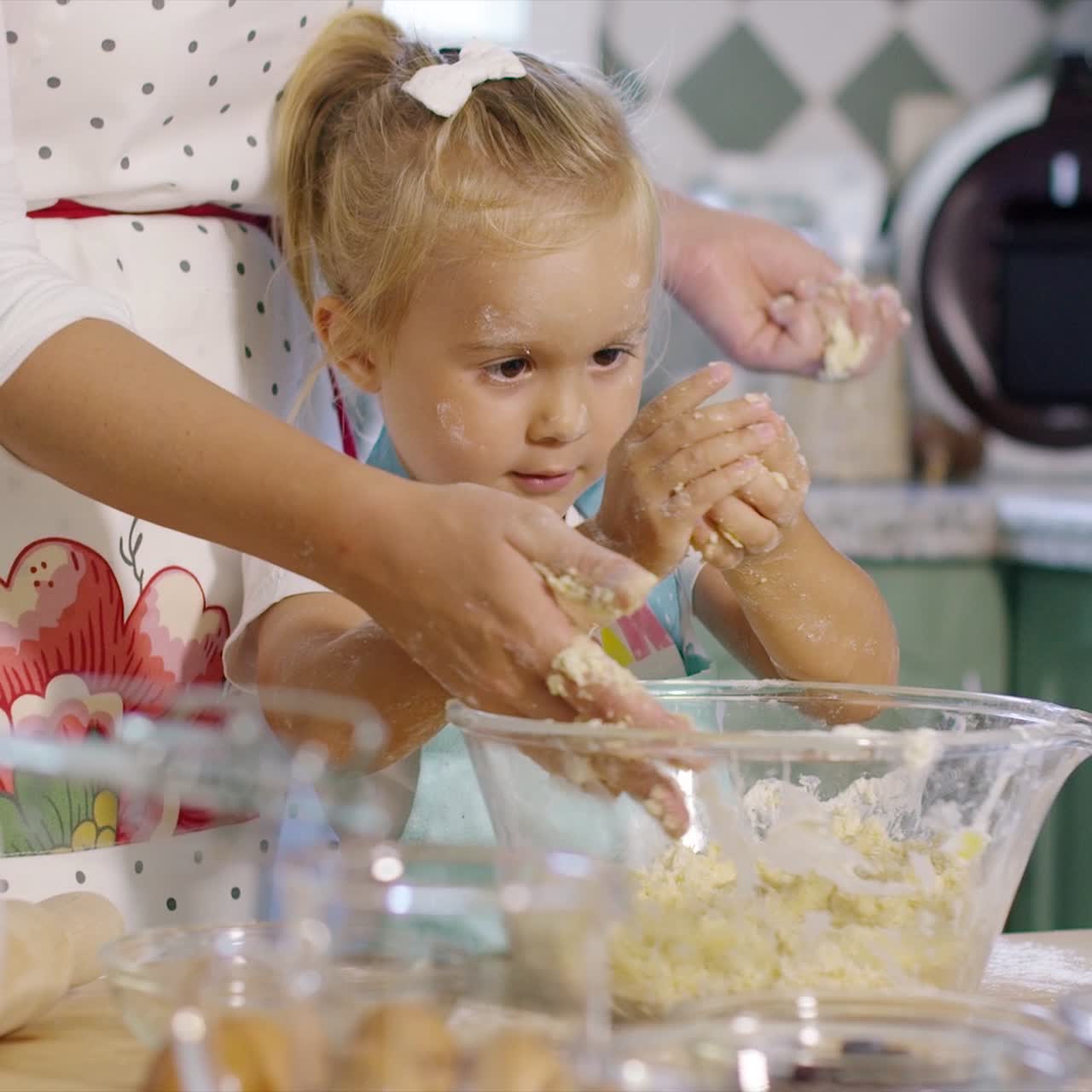 Graziosa bambina che impasta gli ingredienti per dolci