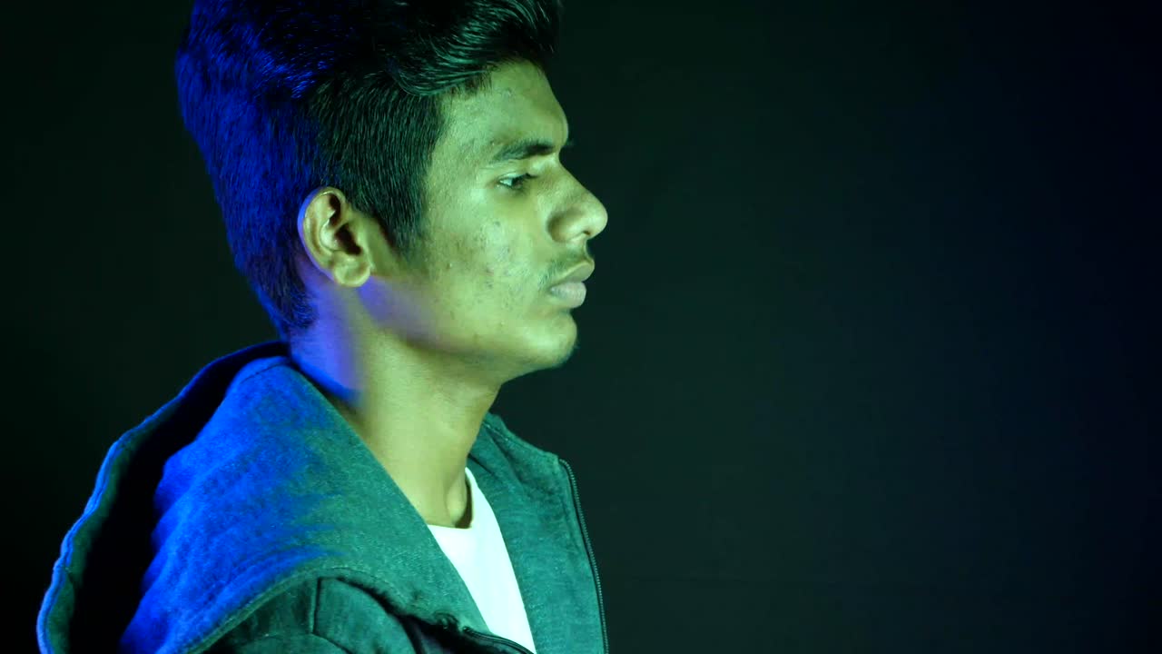 두통 을 고 있는 슬픈 젊은 남자