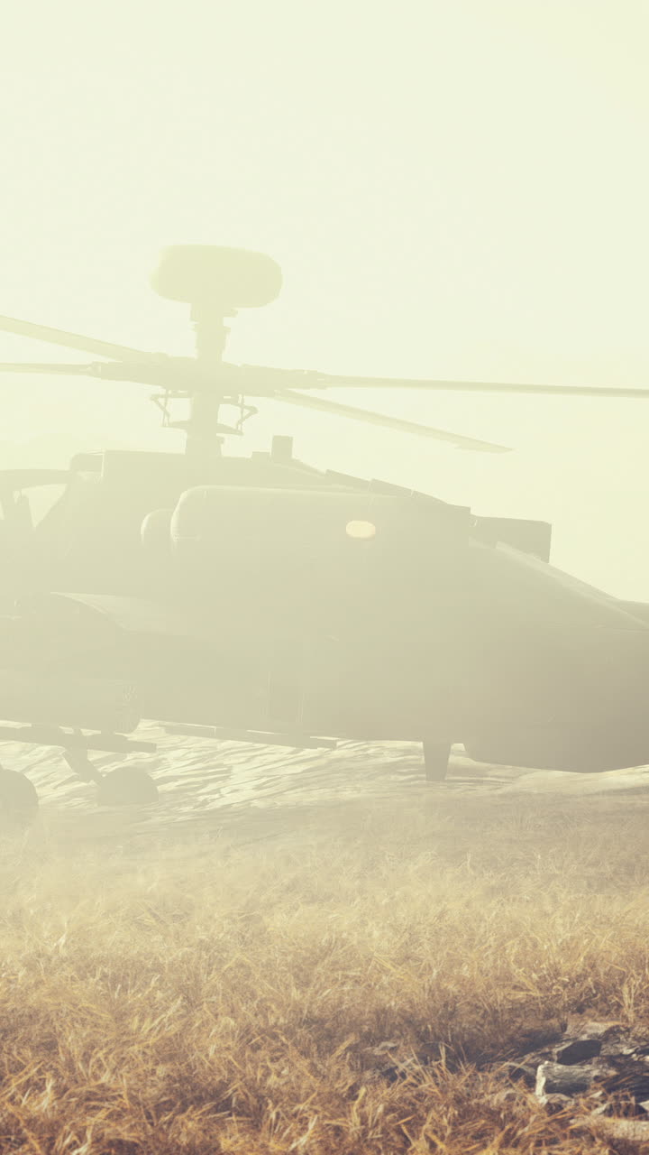 안개가 가득한 사막에서 군사 헬리터