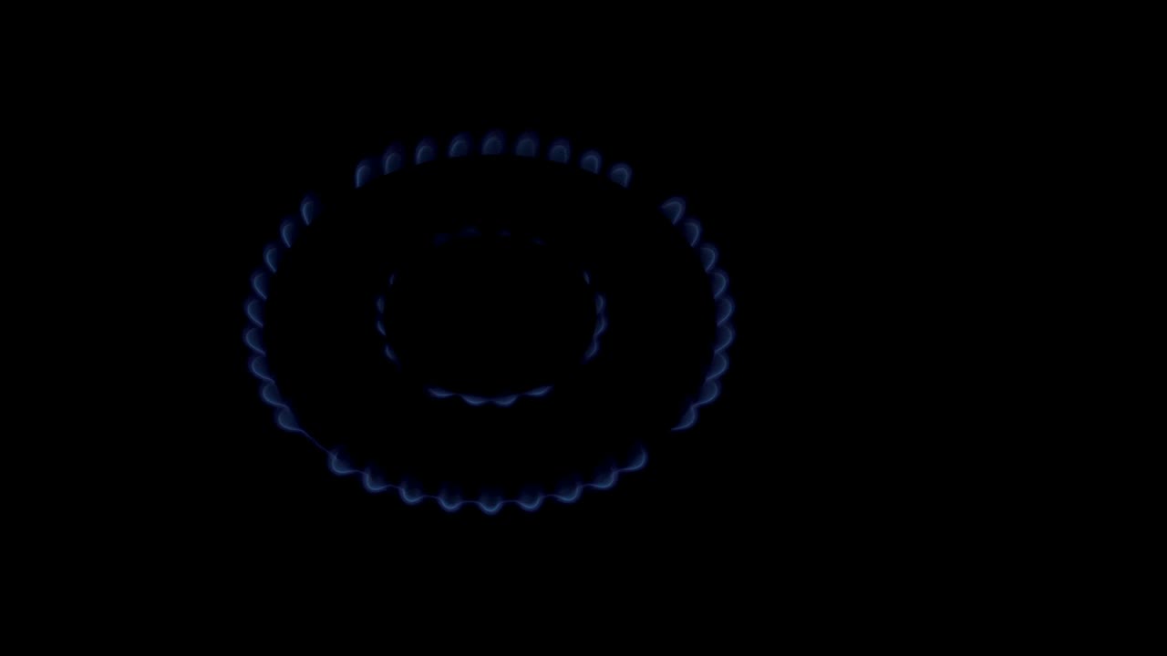 un primer plano de la llama azul de un quemador de gas en una cocina doméstica, que arde y se apaga lentamente sobre un fondo negro. un símbolo conceptual de la crisis energética. vista superior. 4k.