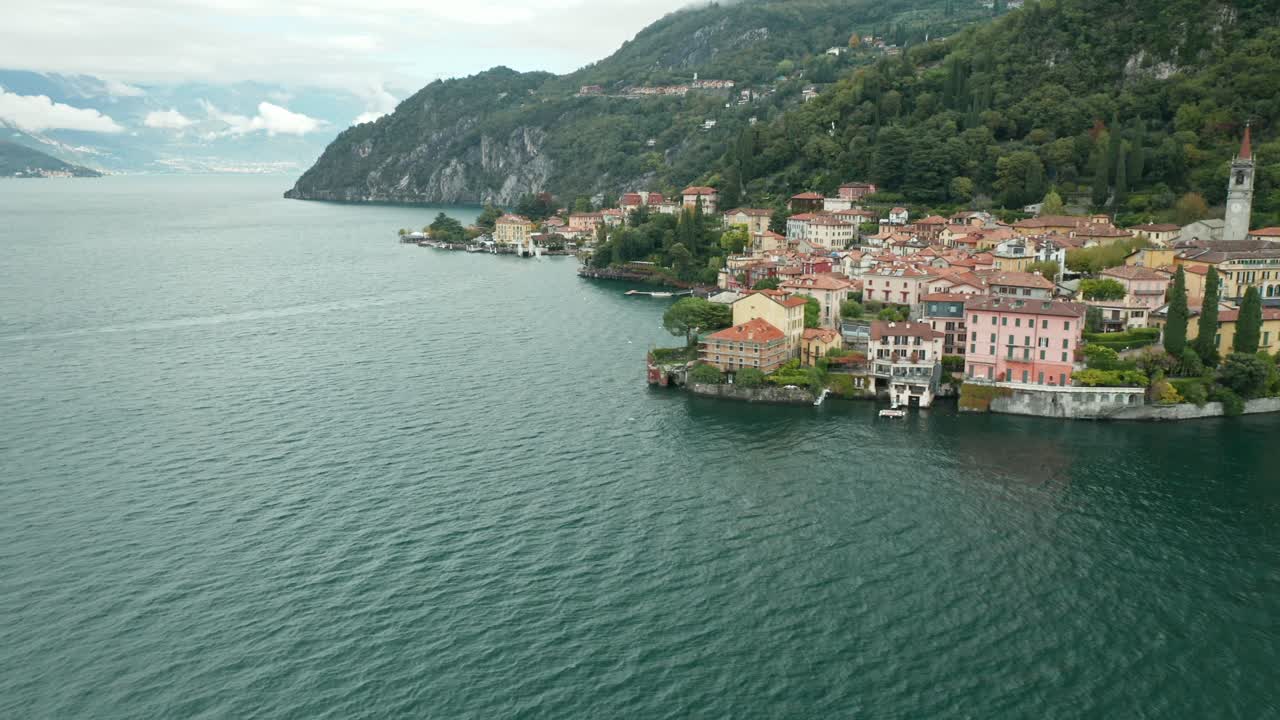 aerial: pueblo de varenna cerca del lago como