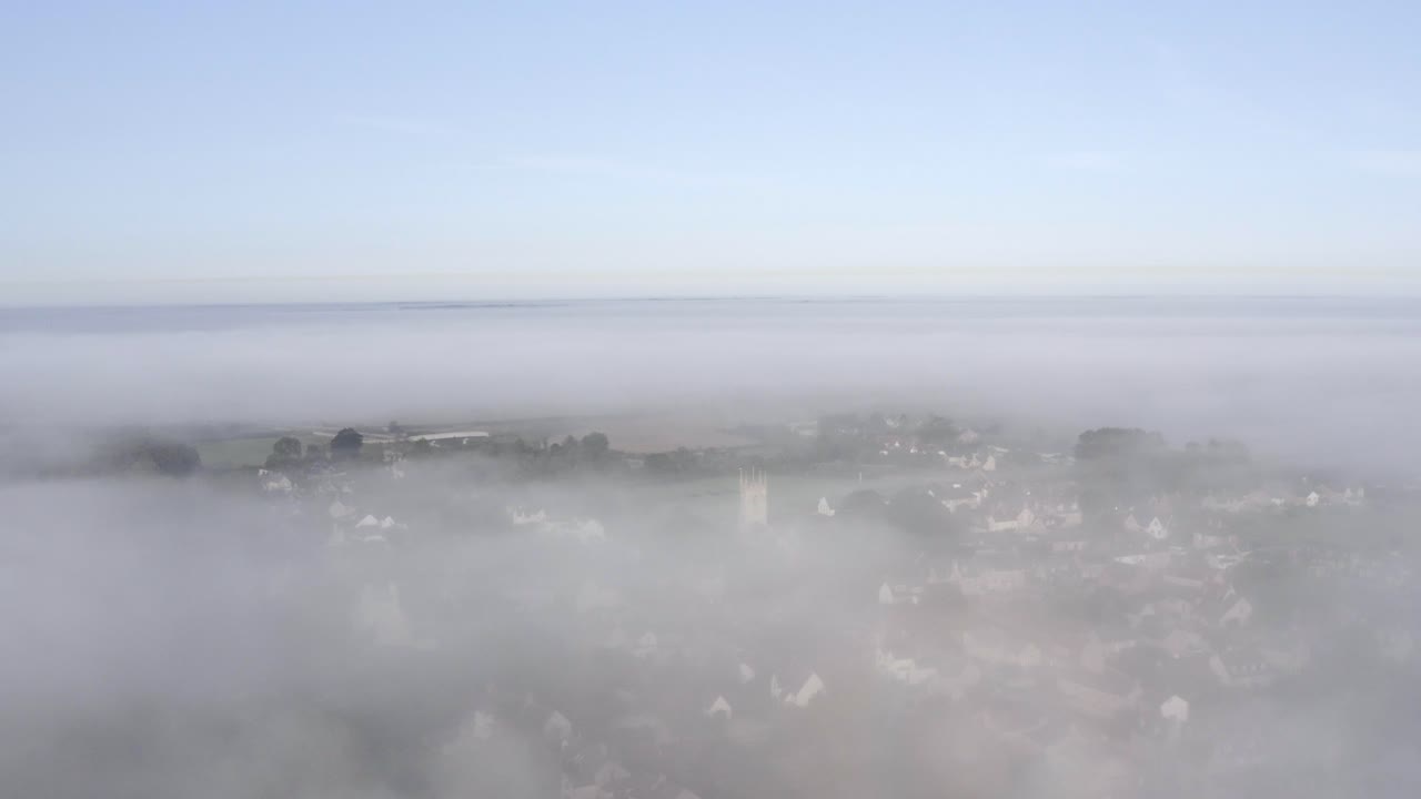 disparo de dron que se eleva sobre el horizonte de oxfordshire 01