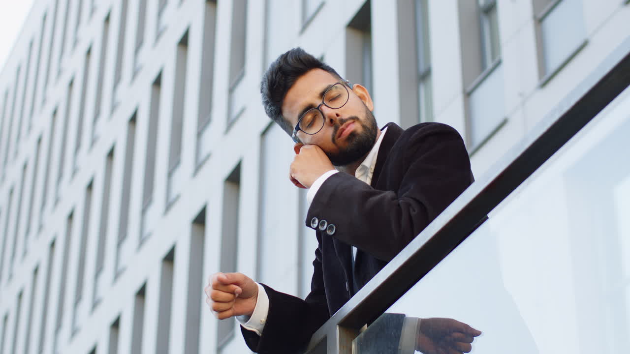 cansado agotado hombre de negocios bostezando, perezoso aburrido falta de sueño, quedarse dormido, tomar un descanso, relajarse