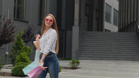 chica adolescente con ropa de moda con bolsas de compras multicolores. concepto de descuentos de venta del viernes negro
