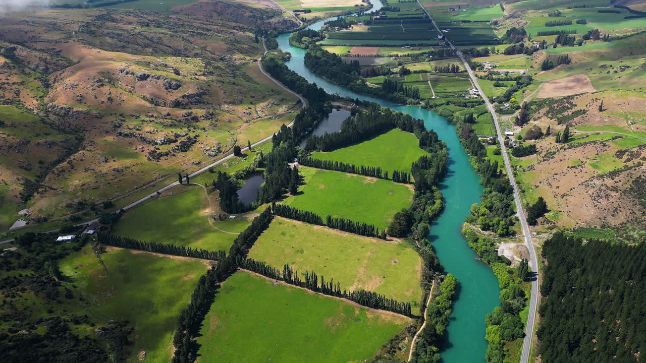 tranquilas aguas azules del río clutha, mata-au cerca del camping pinders pond freedom en otago, nueva zelanda