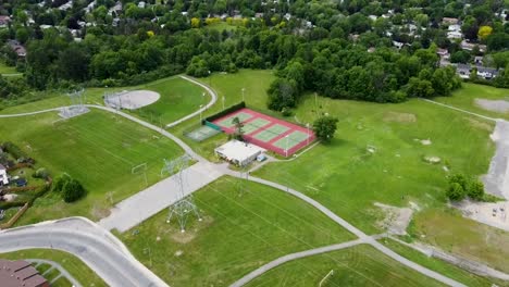 Drone-Volando-Sobre-Campos-De-Fútbol-Y-Canchas-De-Tenis-En-Nepean