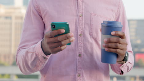 diseñador de moda enviando mensajes de texto en un teléfono mientras bebe