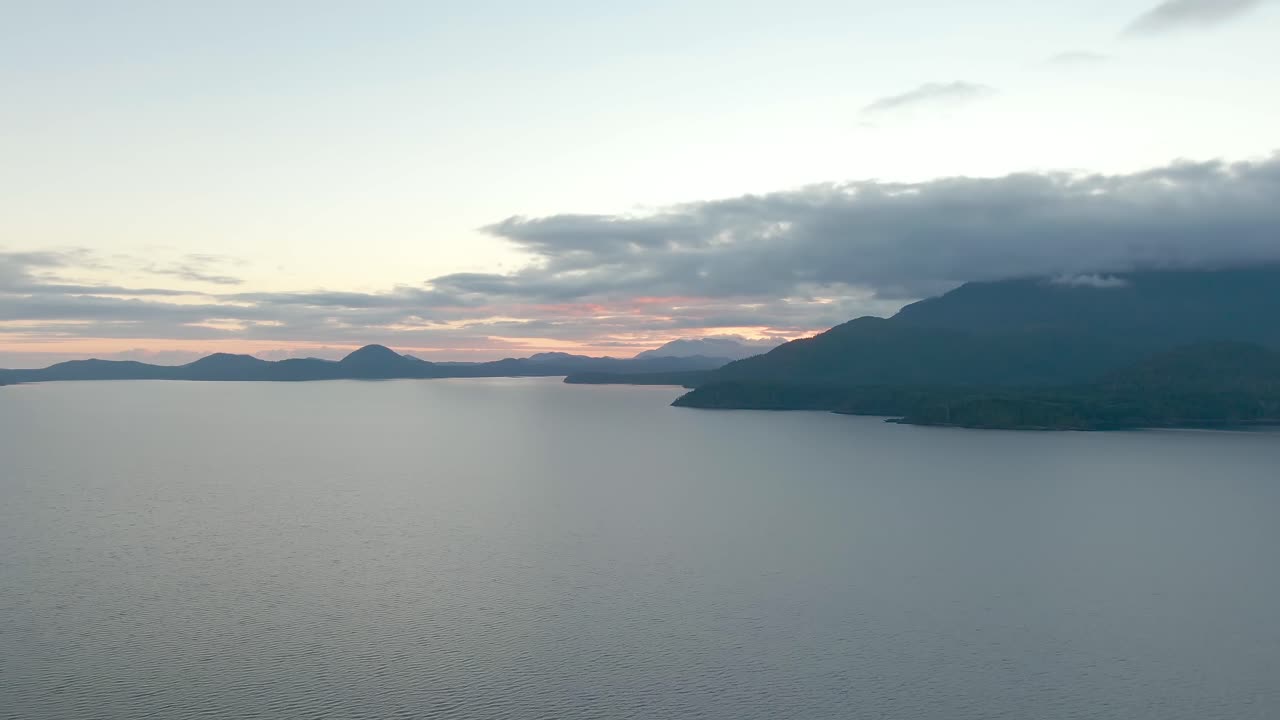 Danau dengan gunung-gunung dan pohon hijau-1