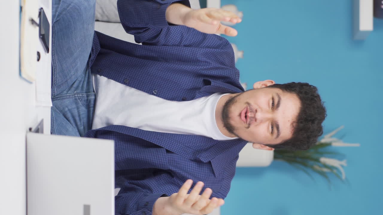 아이디어를 가지고 카메라를 바라보는 남자의 수직 비디오입니다.